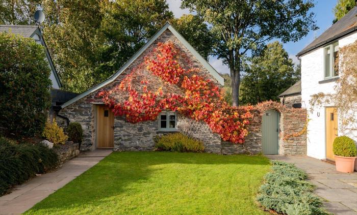This cottage oozes country charm